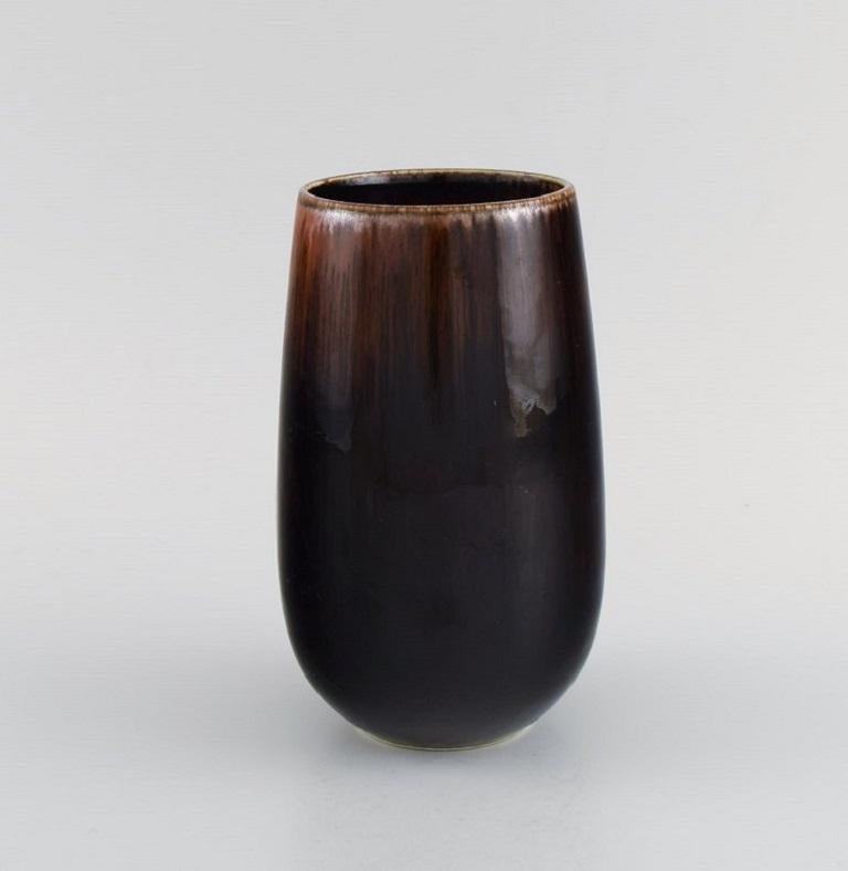 Carl Harry Stålhane (1920-1990) for Rörstrand. Vase in glazed ceramics. 
Beautiful metallic glaze in reddish brown shades. Mid-20th century.
Measures: 16 x 9.5 cm.
In excellent condition.
Signed.
1st Factory quality.