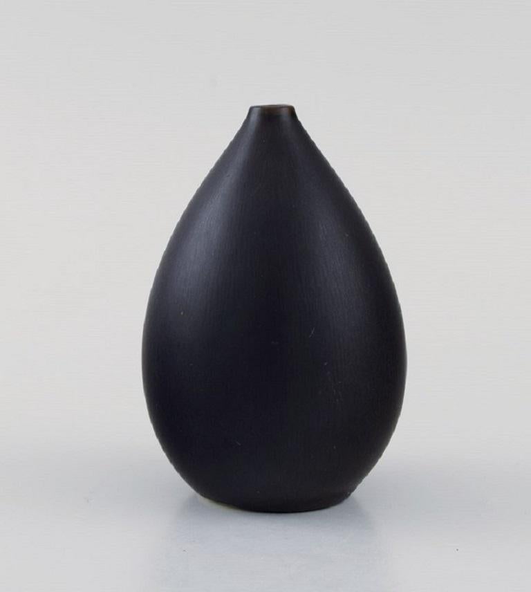 Carl Harry Stålhane (1920-1990) for Rörstrand. Drop-shaped vase in glazed ceramics. Beautiful glaze in black shades. Mid-20th century.
Measures: 10 x 7 cm.
In excellent condition.
Signed.
2nd factory quality.