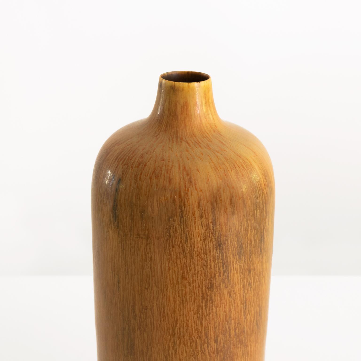 Carl-Harry Stlhane, bernsteinfarbene glasierte Hares-Fur-Vase, hergestellt in Rorstrand (Glasiert) im Angebot