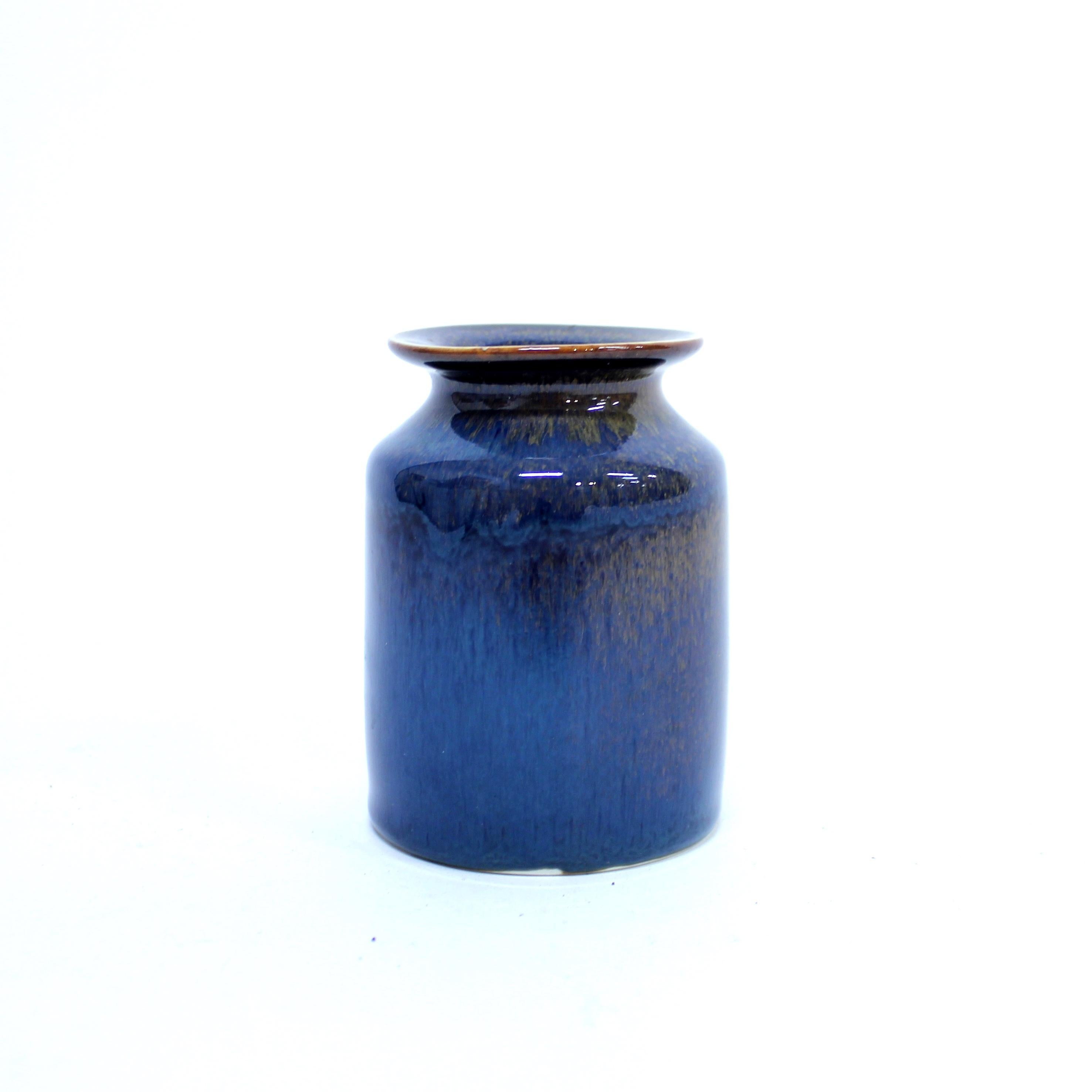 Petit vase conçu par Carl Harry Stålhane pour son collaborateur de longue date Rörstrand dans les années 1950. Il présente une très belle glaçure en fourrure de lièvre dans différentes teintes de bleu. Marqué en bas : R Suède CHS, SAG. Le vase est