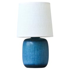 Carl-Harry Stålhane, lampada da tavolo in gres blu per Rörstrand, Svezia, anni ’50