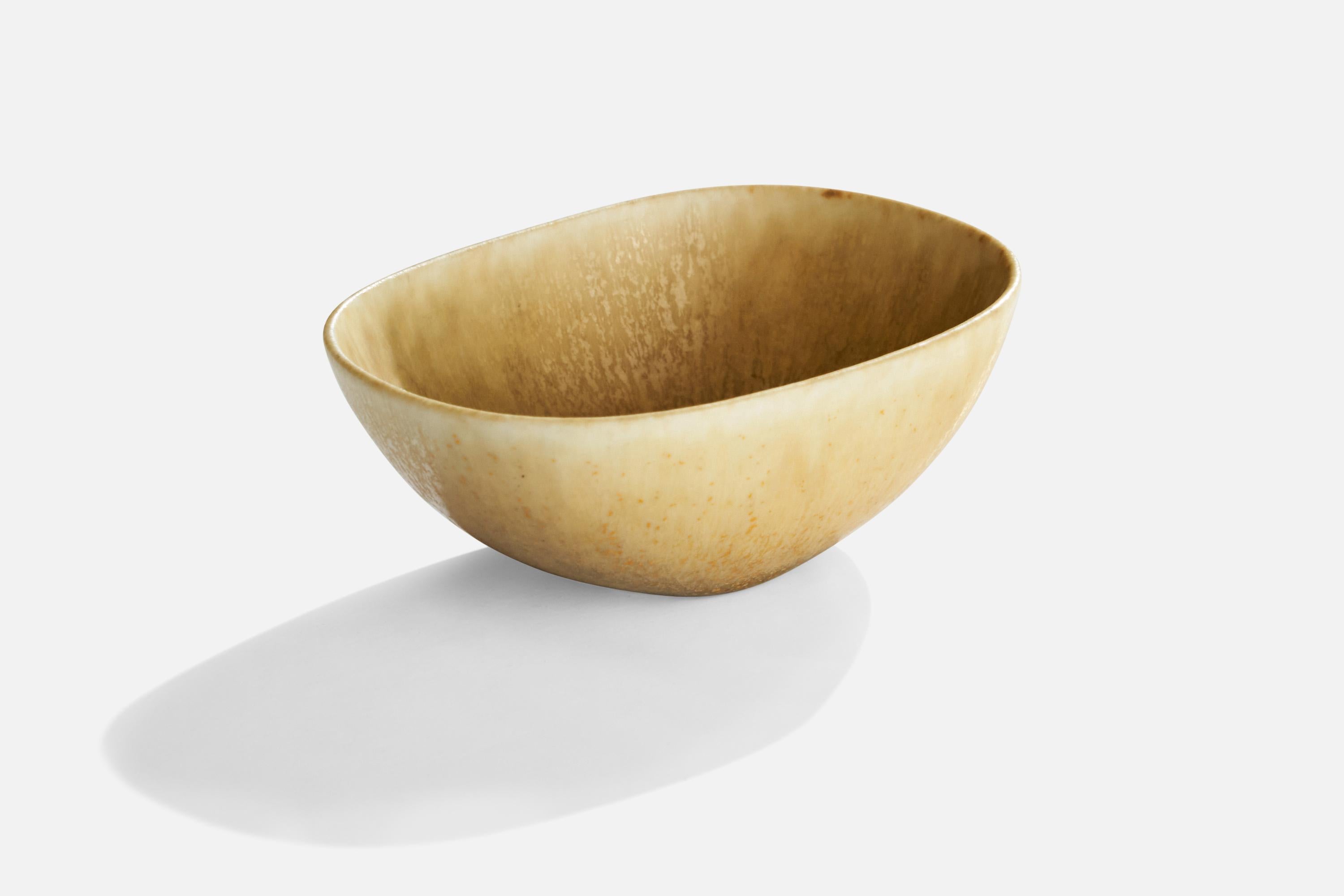 A small beige-glazed stoneware bowl designed by Carl-Harry Stålhane and produced by Rörstrand, Sweden, 1950s.