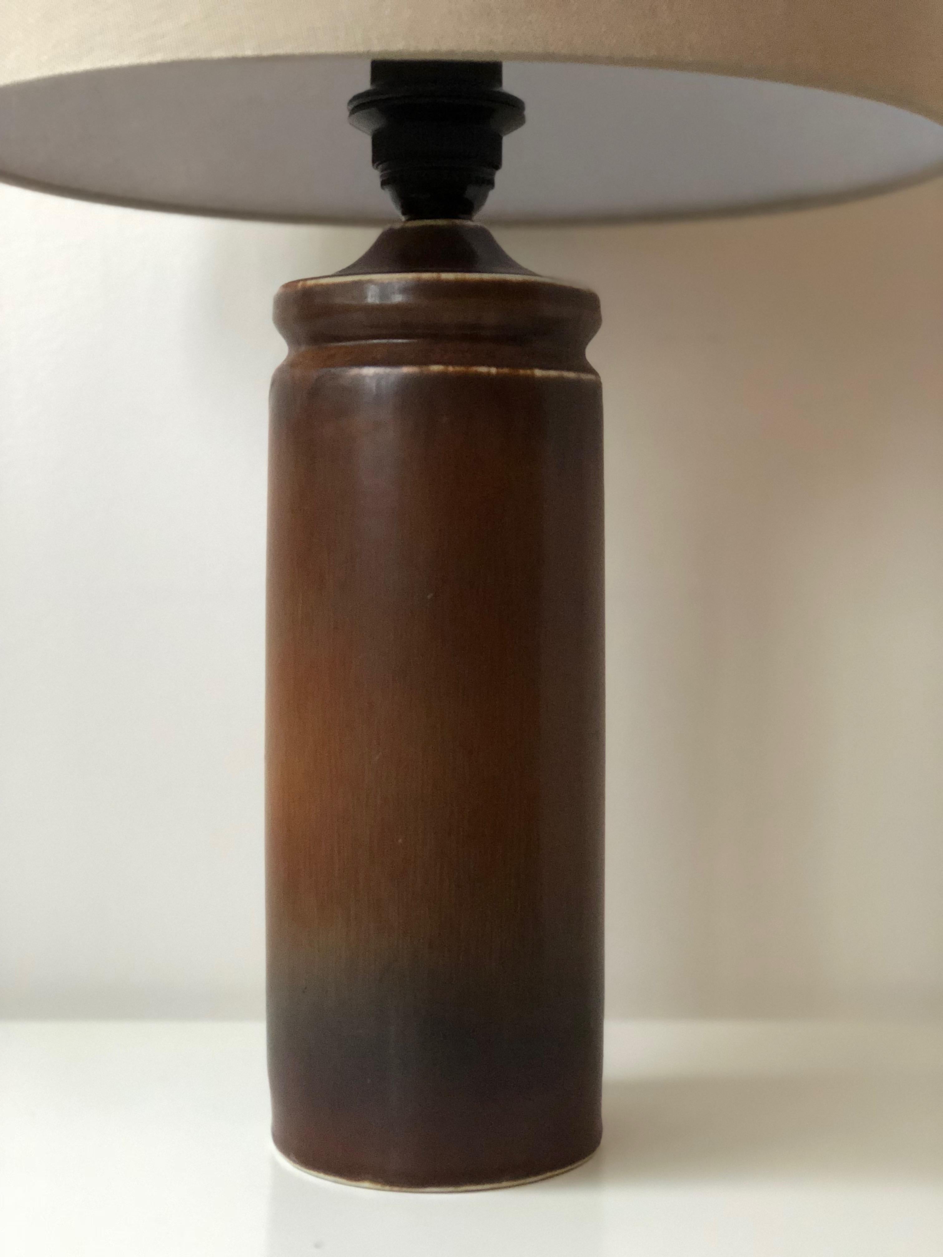Swedish modern, column shaped, brown, glazed stoneware lamp. Design by Swedish ceramist and designer Carl-Harry Stålhane for Rörstrand, Sweden.
1950s.
The Mid-Century Modern Table lamp is marked on the bottom with the Rörstrand cipher (R with three