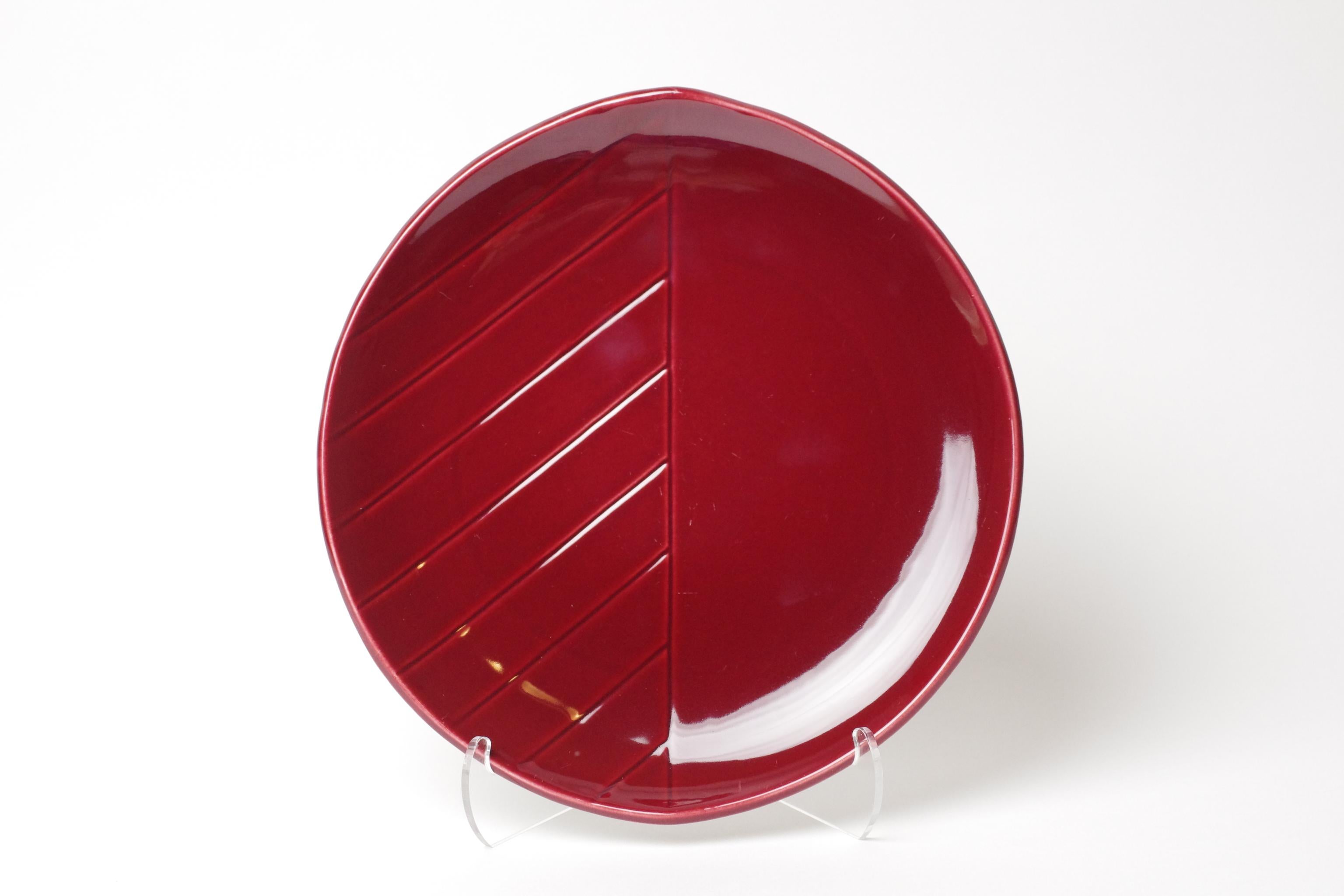 Product Description:
The California series, of which we offer 6 red plates here, was designed by Carl-Harry Stålhane in 1952. Stålhane's works are well known for their quality and his versatility as an artist is renowned. Stålhane created functional