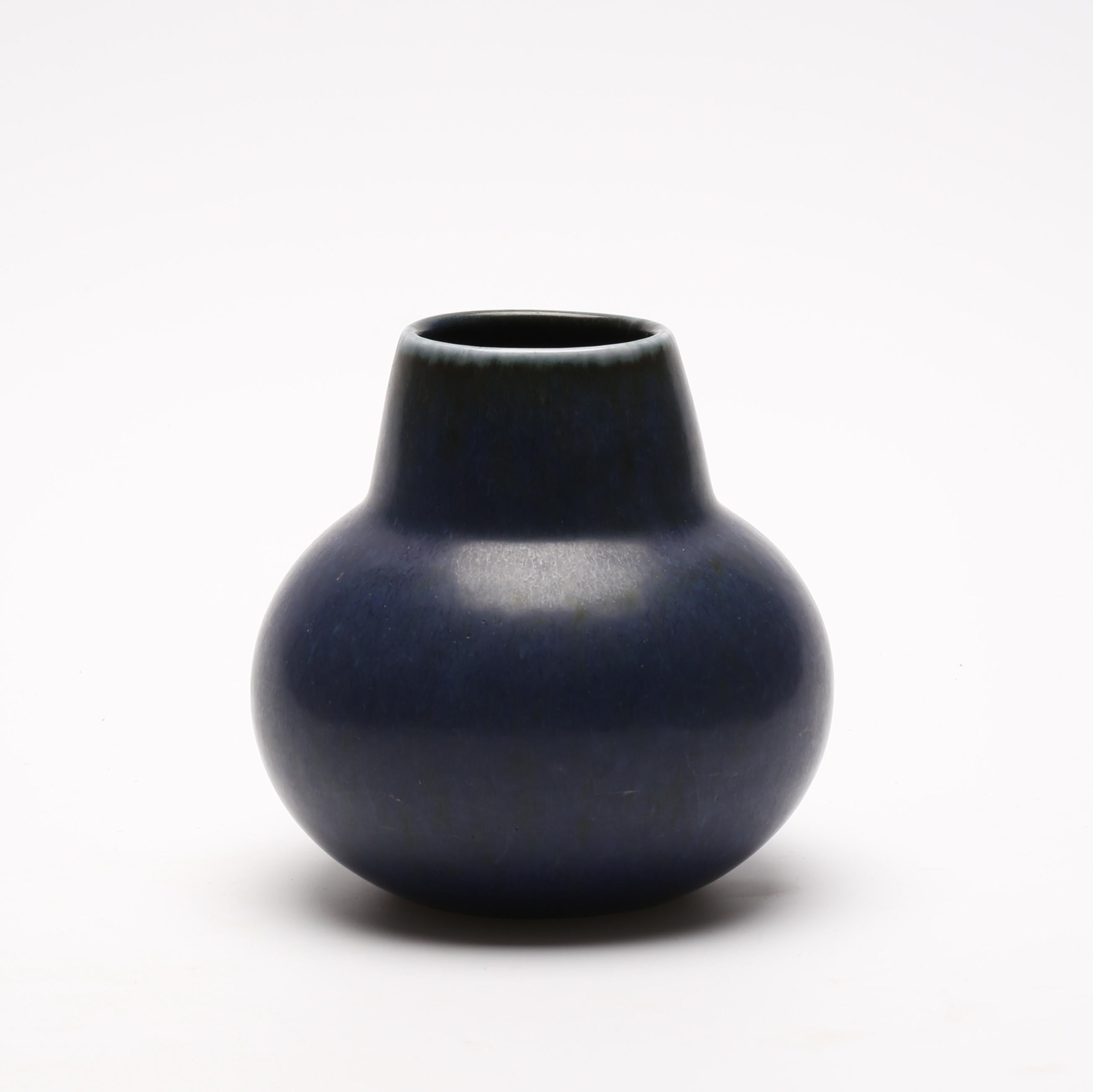 Carl-Harry Stålhane stoneware Blue harp fur glaze Vase by Rörstrand in Sweden, 1950s.
Signed / H 14,5 cm.
 