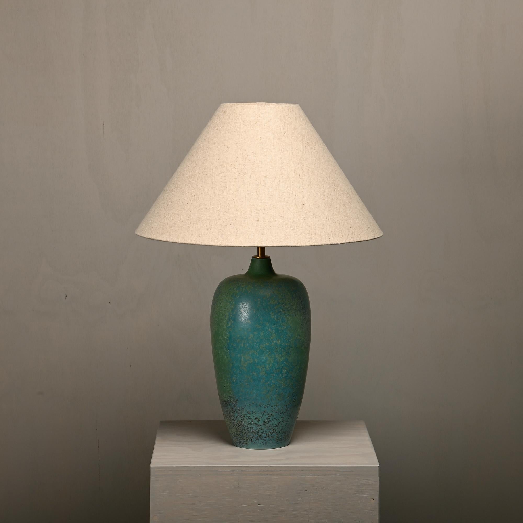 Lampe de table en céramique et émail par Carl-Harry Stålhane pour Rörstrand, Suède, années 1960. La lampe est en très bon état et présente des teintes azur et vertes éclatantes. Recâblée et équipée d'un raccord en laiton (E26 / E27). Convient aux