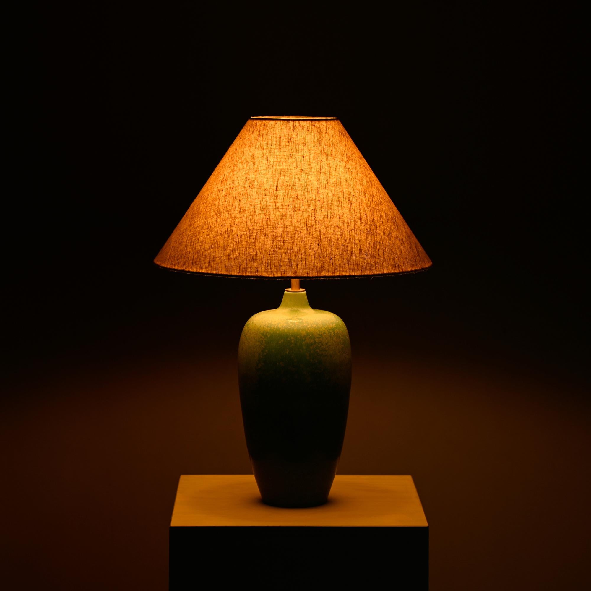 Scandinave moderne Carl-Harry Stålhane lampe de table en céramique bleu / abat-jour vert pour Rörstrand, Suède en vente