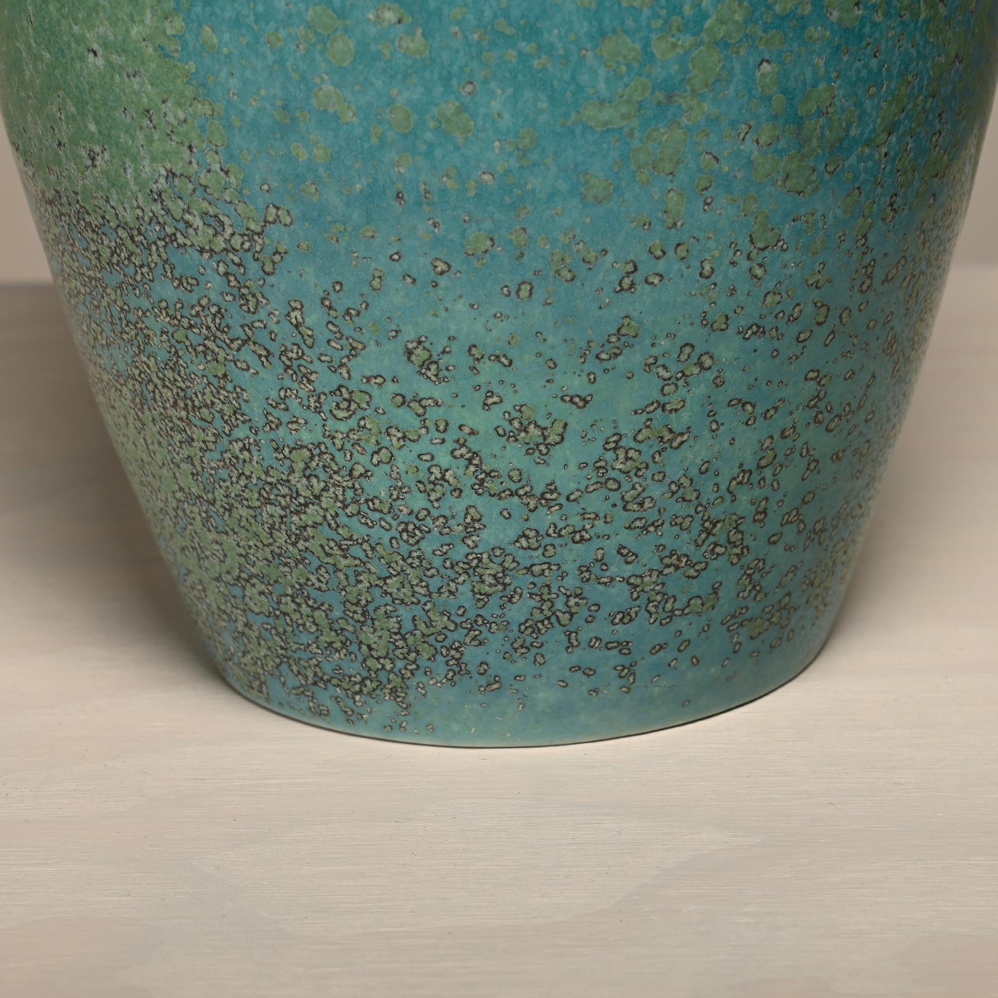 20ième siècle Carl-Harry Stålhane lampe de table en céramique bleu / abat-jour vert pour Rörstrand, Suède en vente