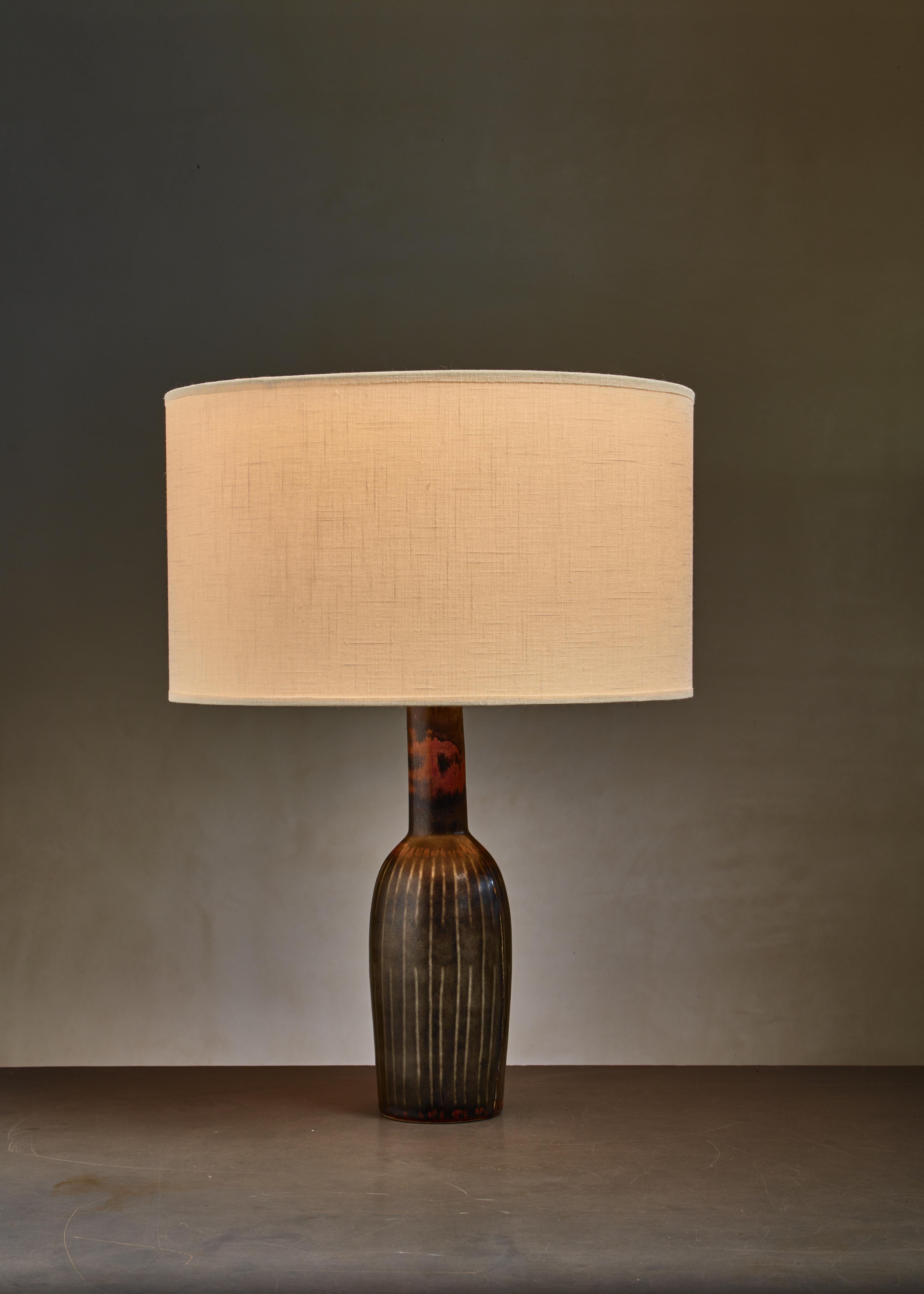 A dark green and brown ceramic table lamp by Carl-Harry Stålhane for Rörstrand.

Marked by Stålhane and Rörstrand. The measurements stated are of the lamp without the fabric shade.
 