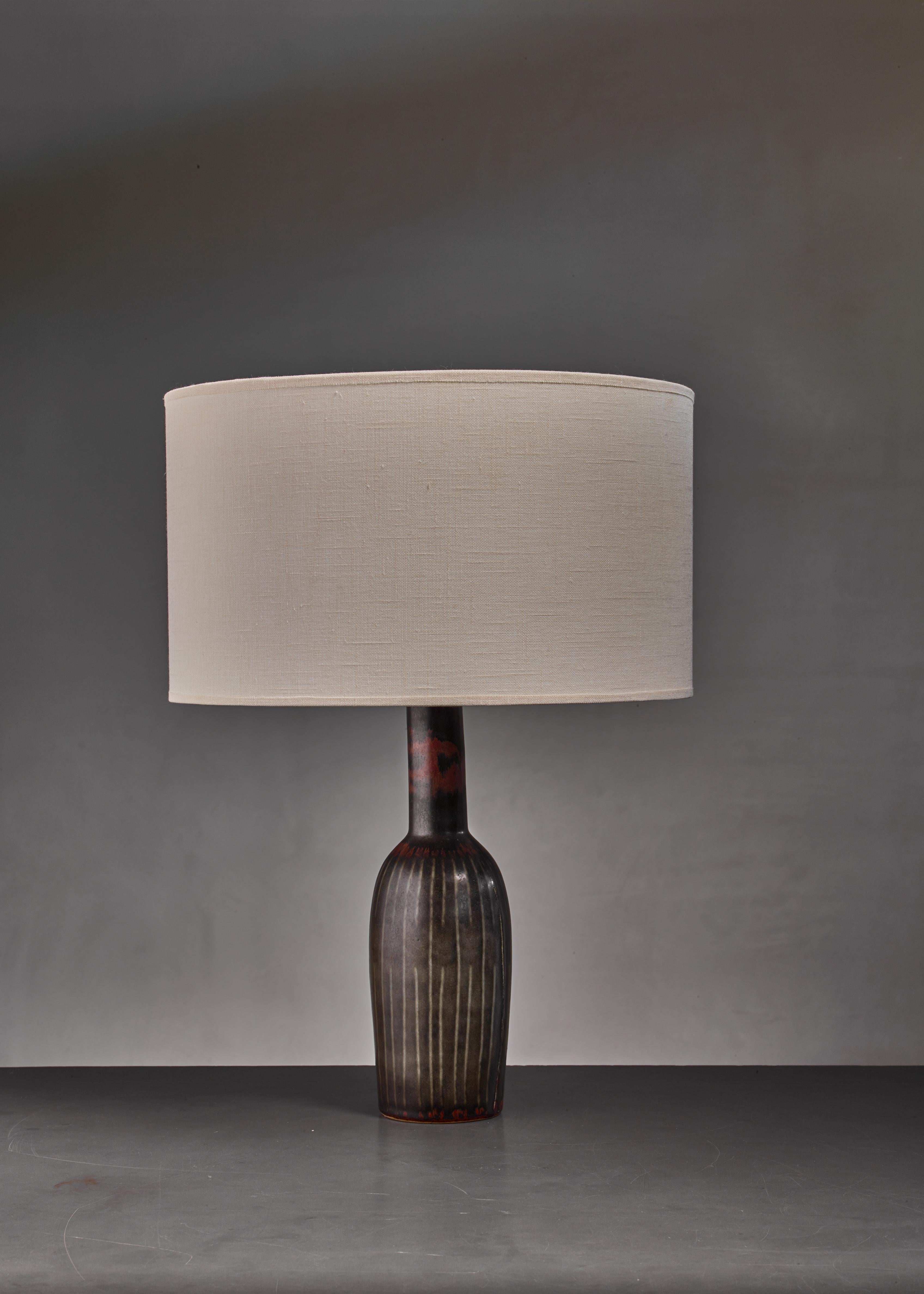 A dark green and brown ceramic table lamp by Carl-Harry Stålhane for Rörstrand.

Marked by Stålhane and Rörstrand. The measurements stated are of the lamp without the fabric shade.