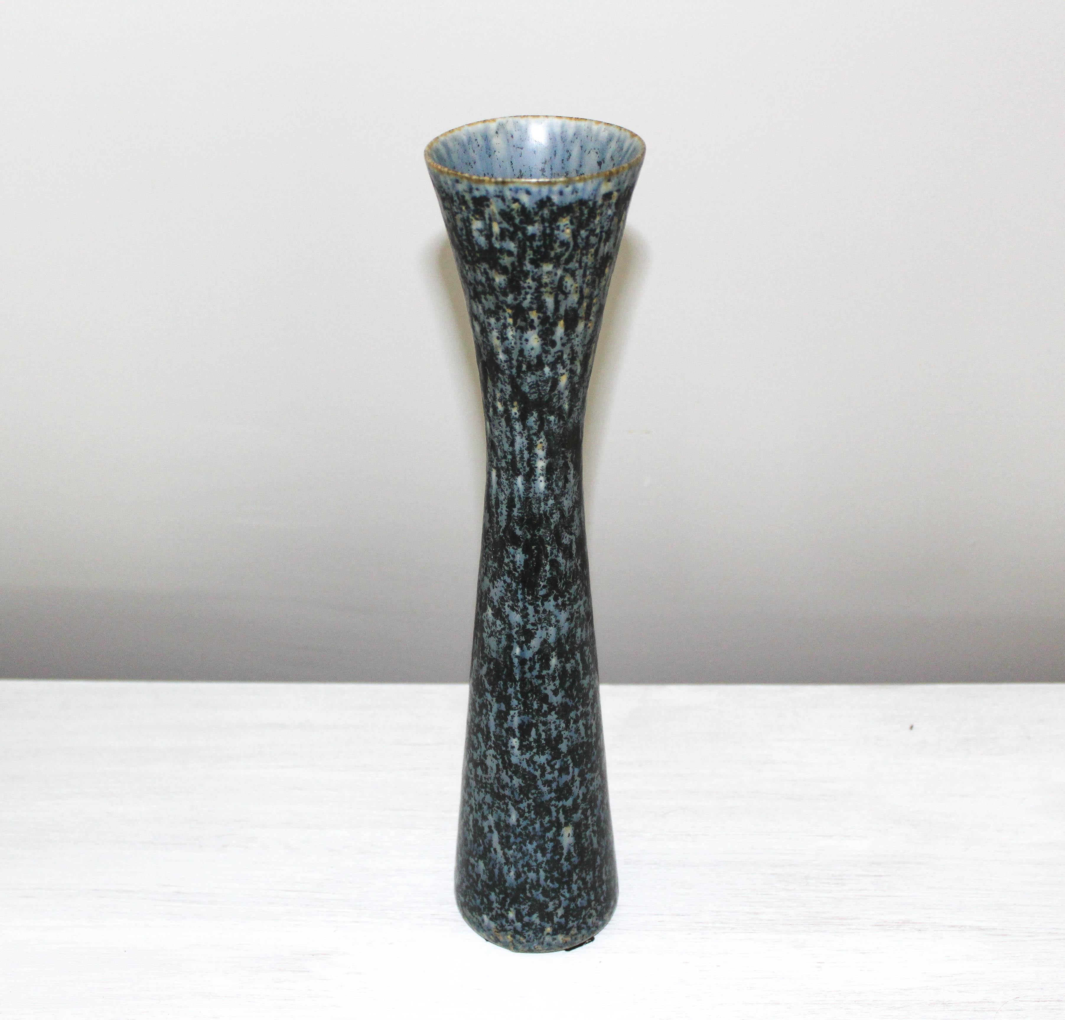 Midcentury Swedish vase by Rörstrand, designed by Carl-Harry Stålhane. This tall and minimalistic vase has a excellent glaze and is in very good vintage condition.