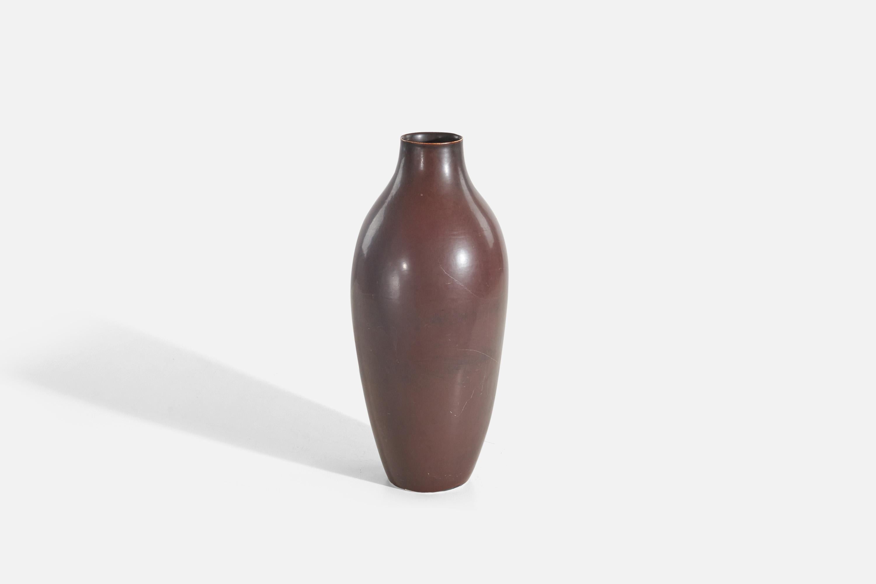 A brown, glazed stoneware vase, model SDA, designed by Carl-Harry Stålhane and produced by Rörstrand, Sweden, 1960s.

