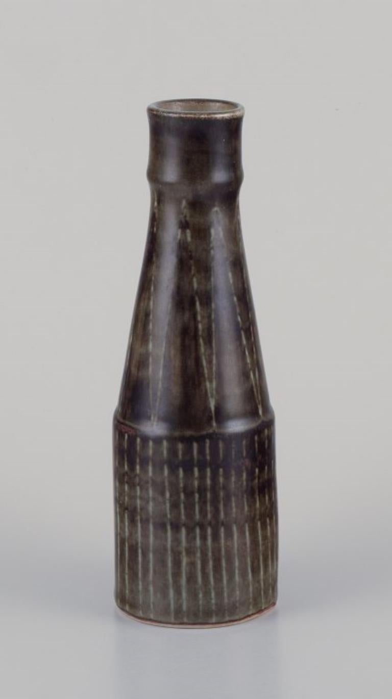 Carl-Harry Stålhane per Rörstrand Atelje, Svezia.
Vaso in ceramica a forma di bottiglia.
Smalto in tonalità verde-marrone.
Circa 1960.
Contrassegnato.
Condizioni perfette.
Seconda qualità di fabbrica.
Dimensioni: H. H. 25,0 cm. x P. 8,0