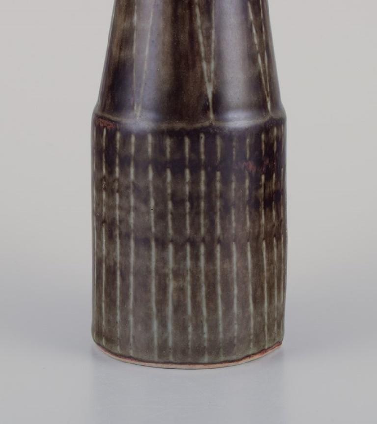 Scandinavo moderno Carl-Harry Stålhane per Rörstrand Atelje. Vaso in ceramica a forma di bottiglia. Ca 1960 in vendita