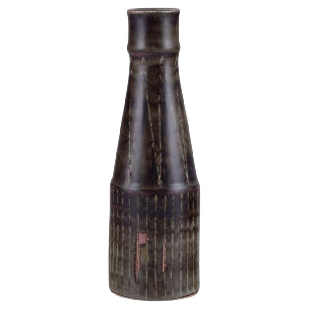 Carl-Harry Stålhane per Rörstrand Atelje. Vaso in ceramica a forma di bottiglia. Ca 1960