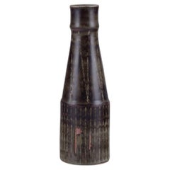 Carl-Harry Stålhane pour Rörstrand Atelje. Vase en céramique en forme de bouteille. Ca 1960