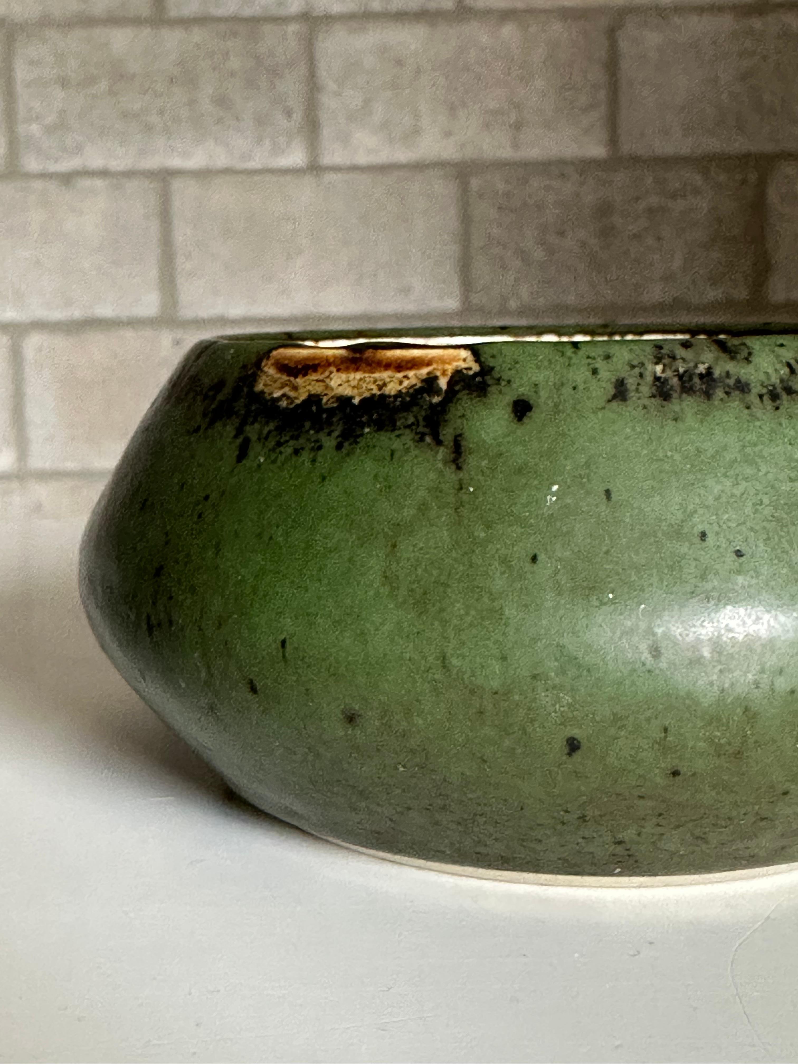 Milieu du XXe siècle Carl-Harry Stålhane pour Rörstrand Greene & Greene Greene, vase bas en céramique verte tachetée en vente