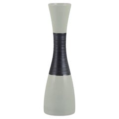 Carl Harry Stålhane pour Rörstrand. Vase en céramique Bahia. Design/One. 