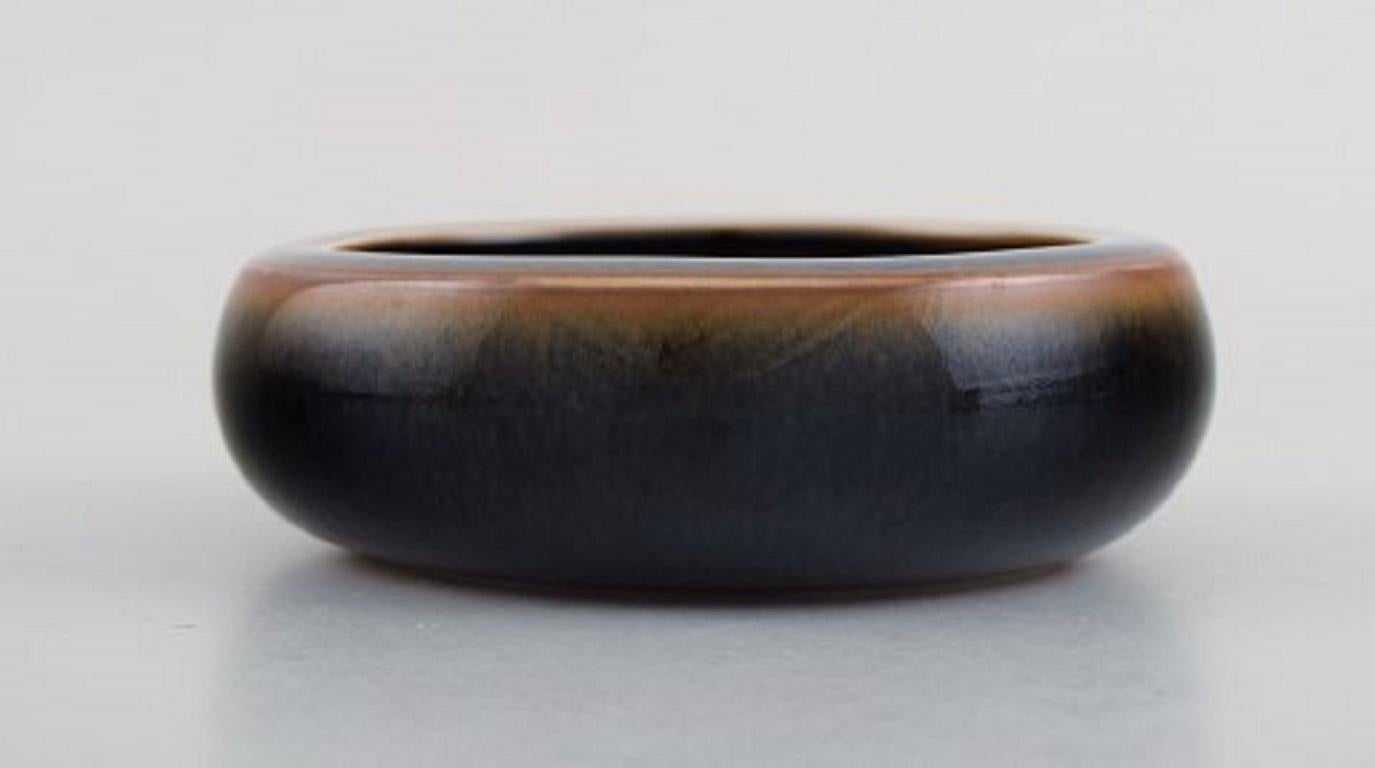 Carl Harry Stålhane for Rörstrand. Bowl in glazed ceramics. Beautiful glaze in brown shades, Mid-20th century.
Measures: 12.5 x 4 cm.
In excellent condition.
Signed.
1st factory quality.