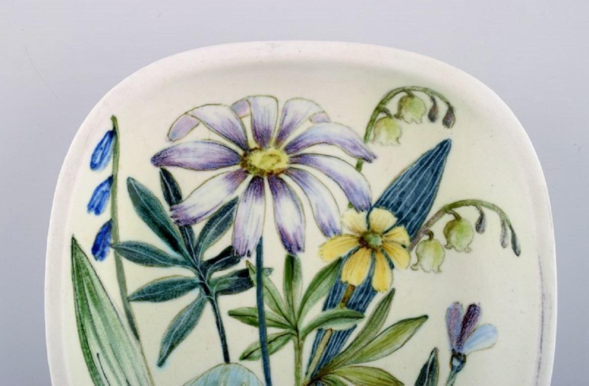 Carl Harry Stålhane for Rörstrand. Bowl in glazed ceramics with hand-painted flowers. Mid-20th century.
Measures: 14 x 14 x 3.3 cm.
In excellent condition.
Signed.
1st factory quality.
