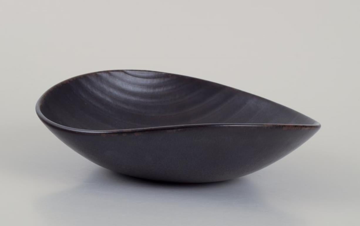 Carl-Harry Stålhane (1920-1990) para Rörstrand, Suecia.
Cuenco de cerámica de diseño modernista con líneas en la decoración. 
Esmaltado en tonos marrones oscuros.
Mediados del siglo XX.
Marcado.
En excelente estado.
Primera calidad de