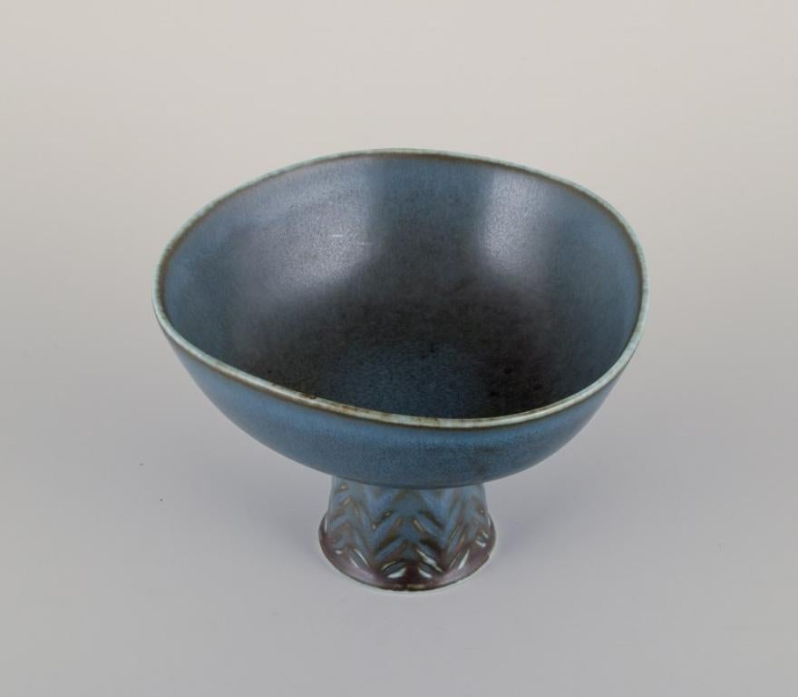 Scandinavian Modern Carl Harry Stålhane for Rörstrand. Ceramic bowl on a pedestal. Mid-20th C. For Sale