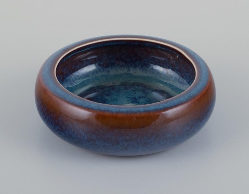 Carl Harry Stålhane (1920-1990) per Rörstrand.
Ciotola in ceramica con smalto blu e marrone.
Metà del XX secolo.
Contrassegnato.
Condizioni perfette.
Prima qualità di fabbrica.
Dimensioni: D 12,0 x H 3,6 cm.


