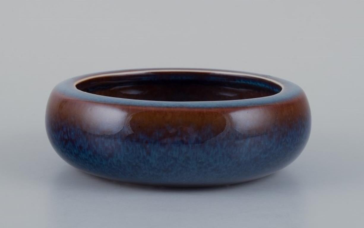 Scandinavo moderno Carl-Harry Stålhane per Rörstrand. Ciotola in ceramica con smalto blu e marrone in vendita