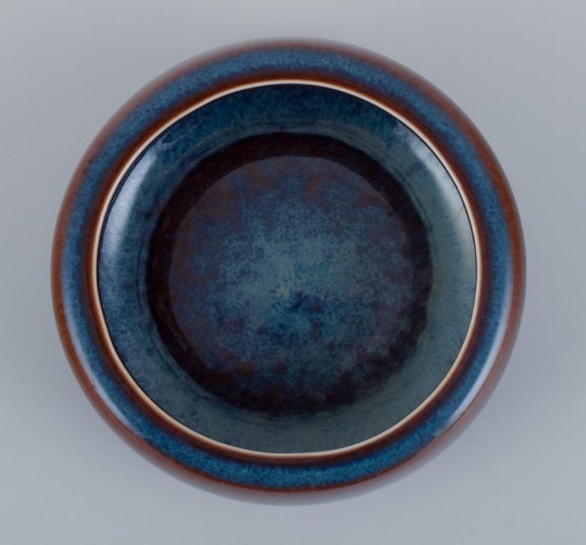 Svedese Carl-Harry Stålhane per Rörstrand. Ciotola in ceramica con smalto blu e marrone in vendita