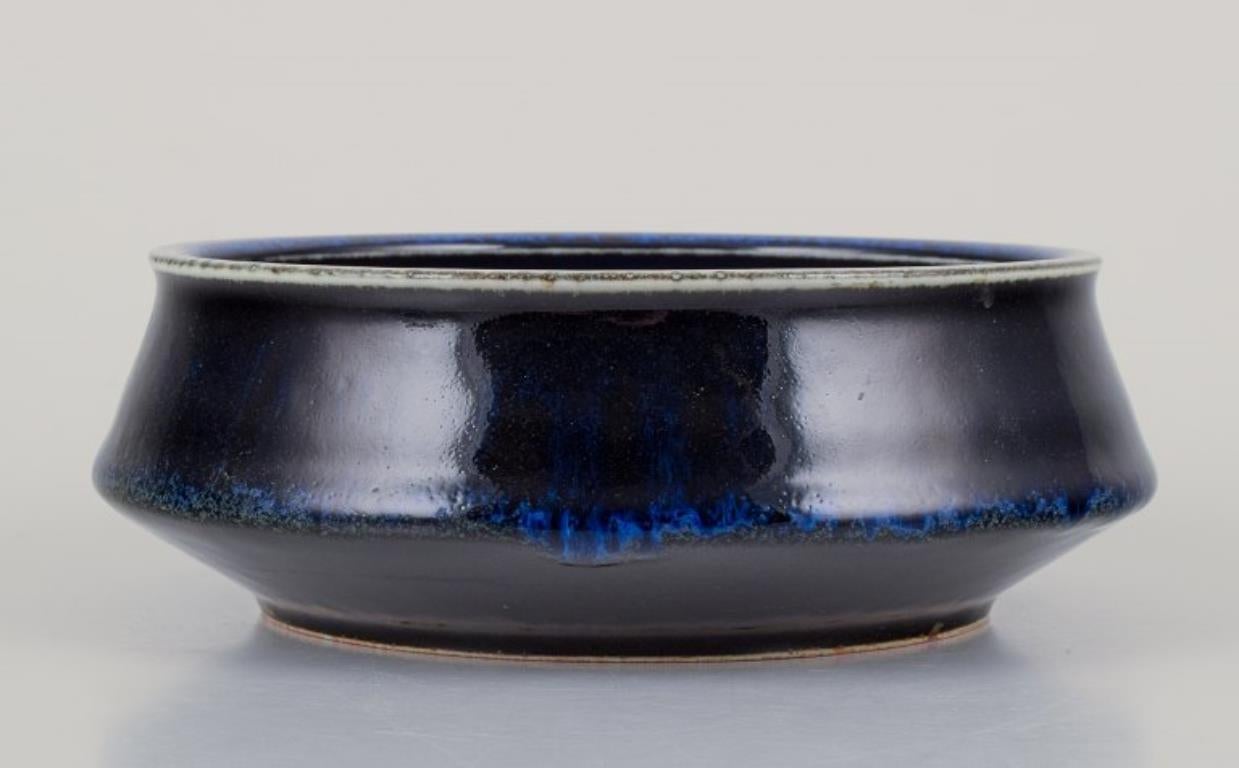 Carl Harry Stålhane pour Rörstrand. Bol en céramique avec glaçure aux tons bleus.
Milieu du 20e siècle.
Marqué.
En parfait état.
Première qualité d'usine.
Dimensions : D 15,5 cm x H 5,5 cm.