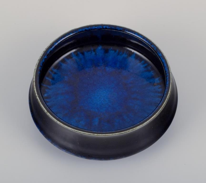 Scandinave moderne Carl Harry Stålhane pour Rörstrand. Bol en céramique avec glaçure aux tons bleus. en vente