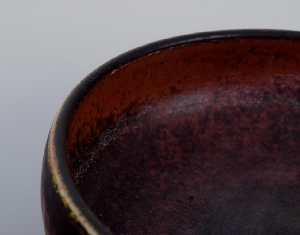 Suédois Carl-Harry Stålhane pour Rörstrand, bol en céramique avec glaçure dans les tons bruns.  en vente