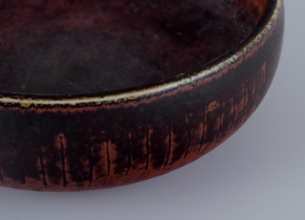 Vernissé Carl-Harry Stålhane pour Rörstrand, bol en céramique avec glaçure dans les tons bruns.  en vente