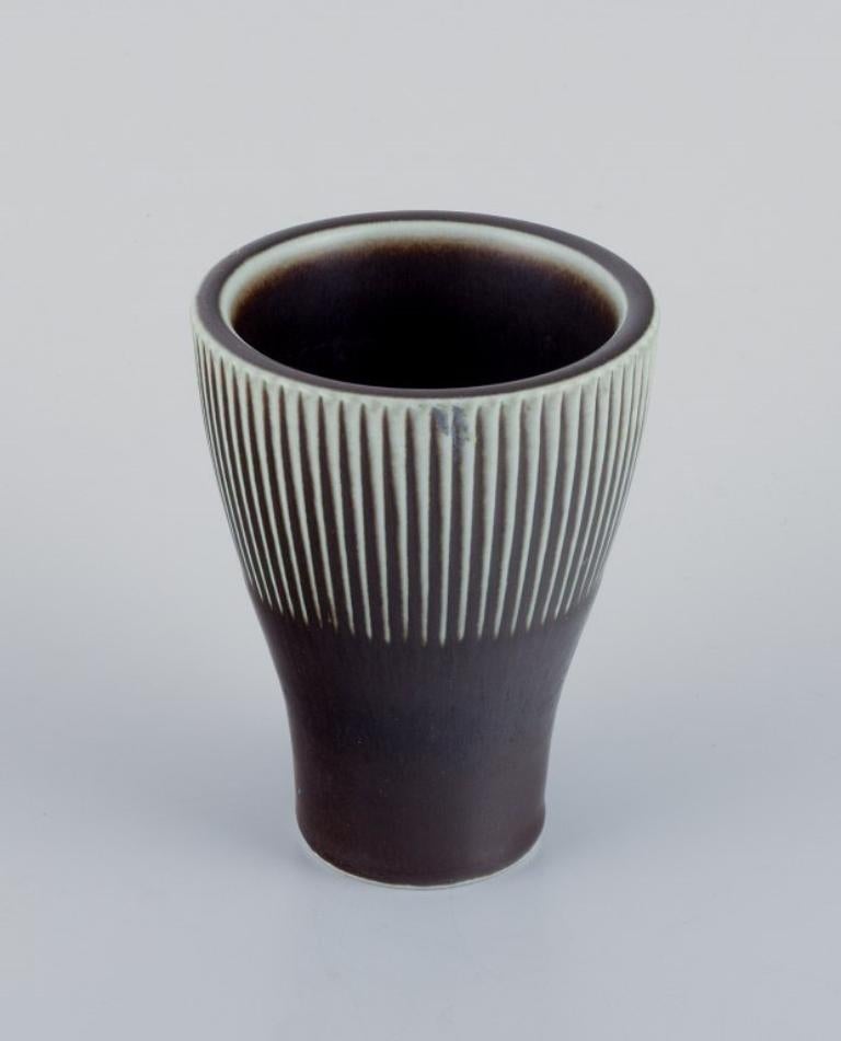 Carl Harry Stålhane for Rörstrand.
Ceramic vase in a modernist style. Brown-toned glaze with white lines at the top.
From the 1960s.
Marked.
In excellent condition.
Second factory quality.
Dimensions: H 11.0 cm x D 8.2 cm.