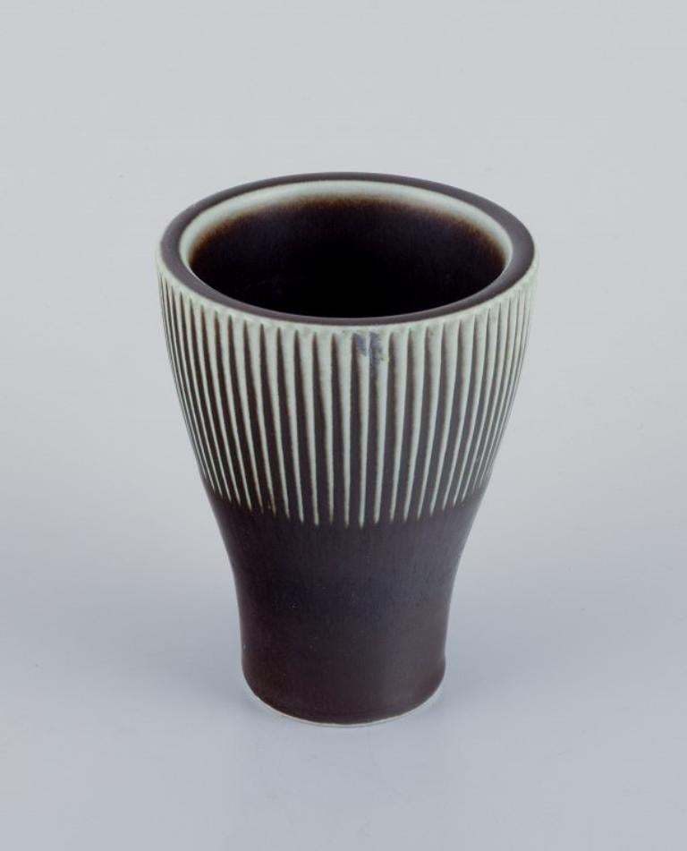 Carl-Harry Stålhane per Rörstrand.
Vaso in ceramica in stile modernista. Smalto di colore marrone con linee bianche nella parte superiore.
Dagli anni '60.
Contrassegnato.
In ottime condizioni.
Seconda qualità di fabbrica.
Dimensioni: H. H. 11,0 cm x