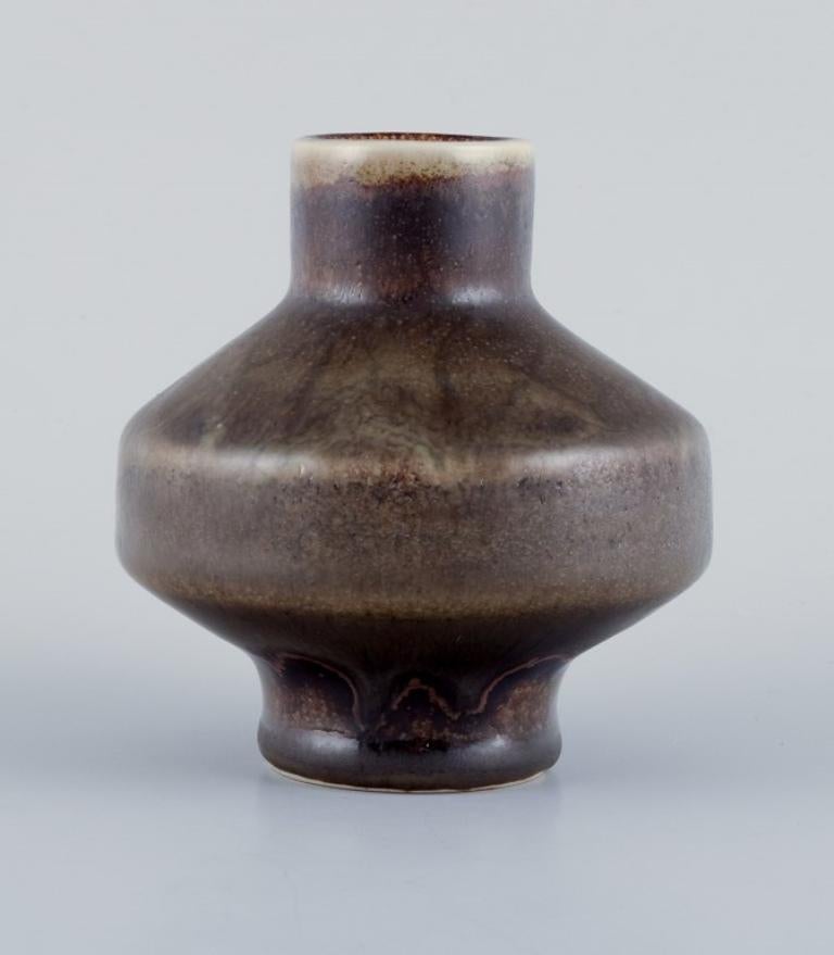Carl Harry Stålhane for Rörstrand.
Ceramic vase in a rare form with brownish-green tones.
From the 1960s.
Marked.
In excellent condition.
Second factory quality.
Dimensions: H 8.5 cm x D 7.5 cm.