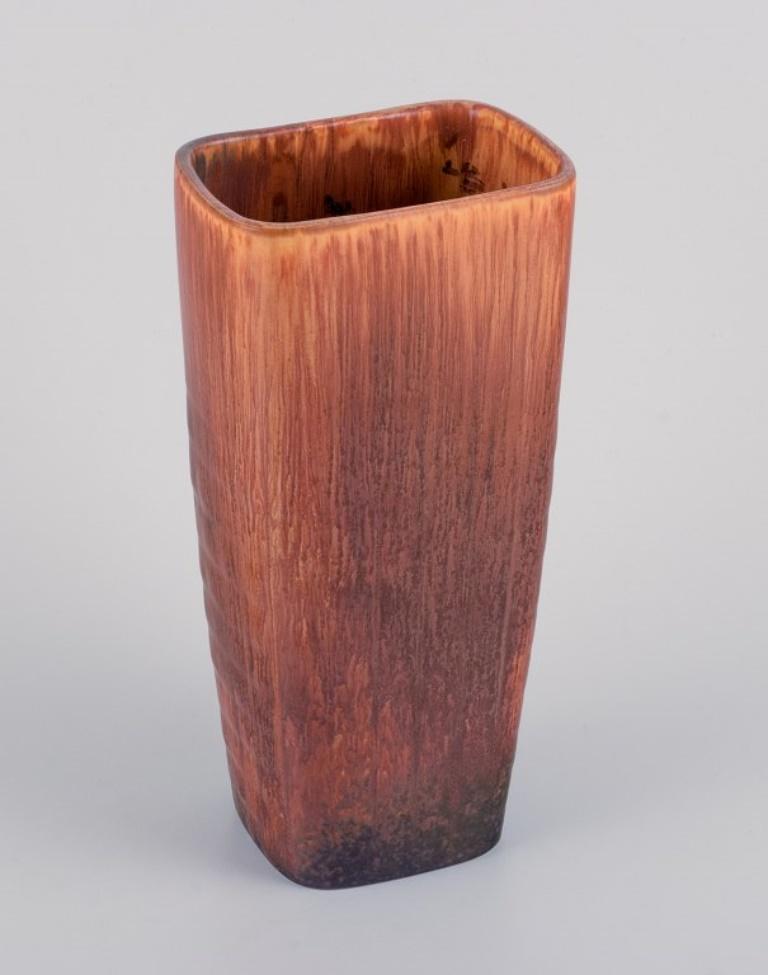 Carl Harry Stålhane for Rörstrand. Ceramic vase with glaze in shades of brown.
Produced in the mid-20th century.
Marked.
First factory quality.
In excellent condition.
Dimensions: H 22 cm x D 10.8 cm.