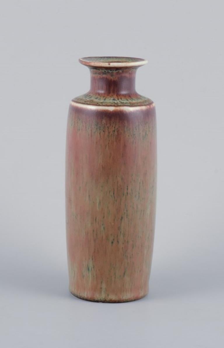 Carl-Harry Stålhane pour Rörstrand, vase en céramique avec glaçure dans les tons de brun.
Milieu du 20e siècle.
Parfait état.
Première qualité d'usine.
Marqué.
Dimensions : H 17,4 x P 7,0 cm : H 17,4 x D 7,0 cm.