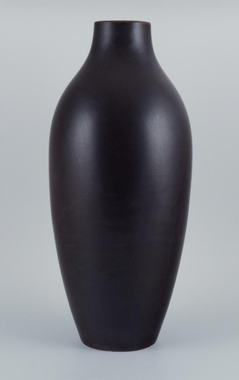 Carl Harry Stålhane for Rörstrand.
Colossal ceramic floor vase with glaze in brown tones.
Mid-20th century.
Second factory quality.
Perfect condition.
Marked.
Dimensions: H 52.0 x D 19.0 cm.