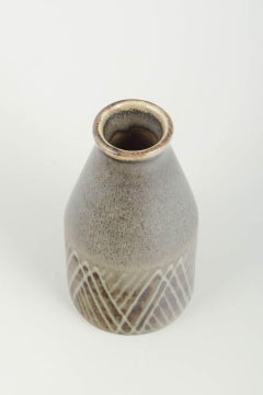 Carl-Harry Stålhane pour Rörstrand. Vase cylindrique en grès à glaçure brune.