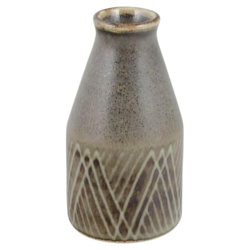 Carl-Harry Stålhane per Rörstrand. Vaso cilindrico in gres con smalto marrone.