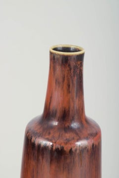 Carl-Harry Stålhane per Rörstrand. Vaso cilindrico con smalto marrone-rossastro.