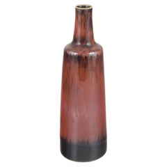 Carl-Harry Stålhane per Rörstrand. Vaso cilindrico con smalto marrone-rossastro.