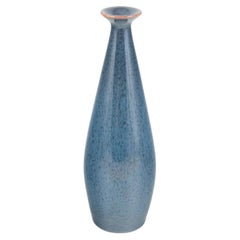 Carl-Harry Stålhane para Rörstrand. Jarrón con forma de gota y esmalte azul. Mediados del siglo XX