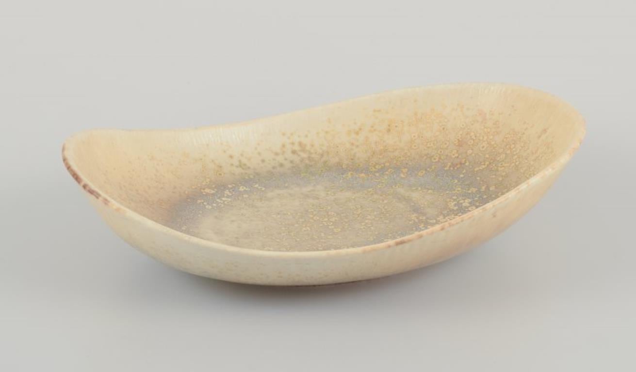 Carl Harry Stålhane (1920-1990) for Rörstrand.
Large bowl with crystal glaze in light tones.
Mid-20th century.
Marked.
Second factory quality.
In excellent condition, with natural crazing at the bottom of the bowl.
Dimensions: L 27.5 cm x B 18.0 cm