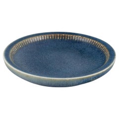 Carl-Harry Stålhane para Rörstrand. Cuenco grande de cerámica. Esmaltado en tonos azules.