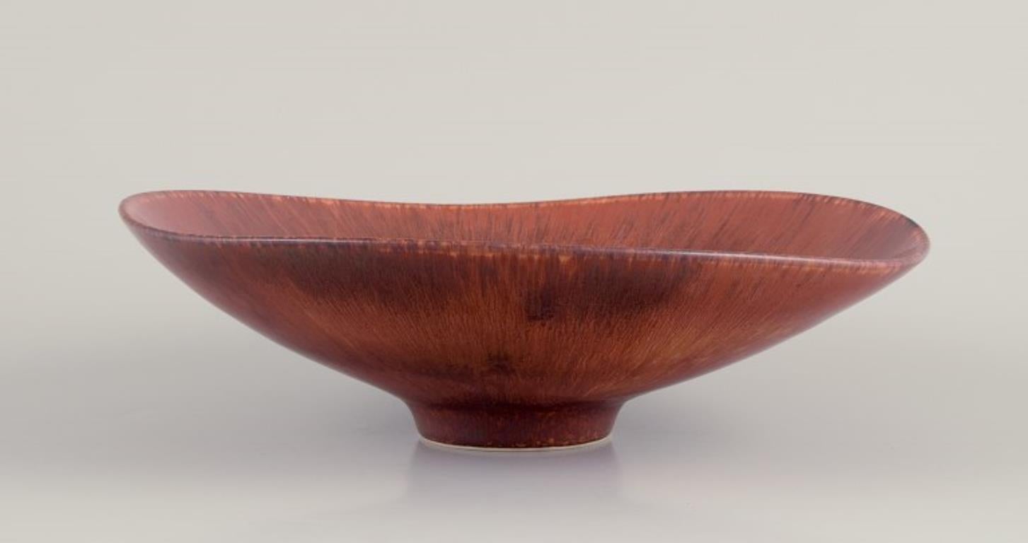 Carl-Harry Stålhane (1920-1990) per Rörstrand, Svezia.
Grande ciotola in ceramica con smalto nei toni del marrone.
Metà del XX secolo.
Firmato.
Condizioni perfette.
Prima qualità di fabbrica.
Dimensioni: D 29,0 cm x H 8,5 cm.

Carl-Harry Stålhane è
