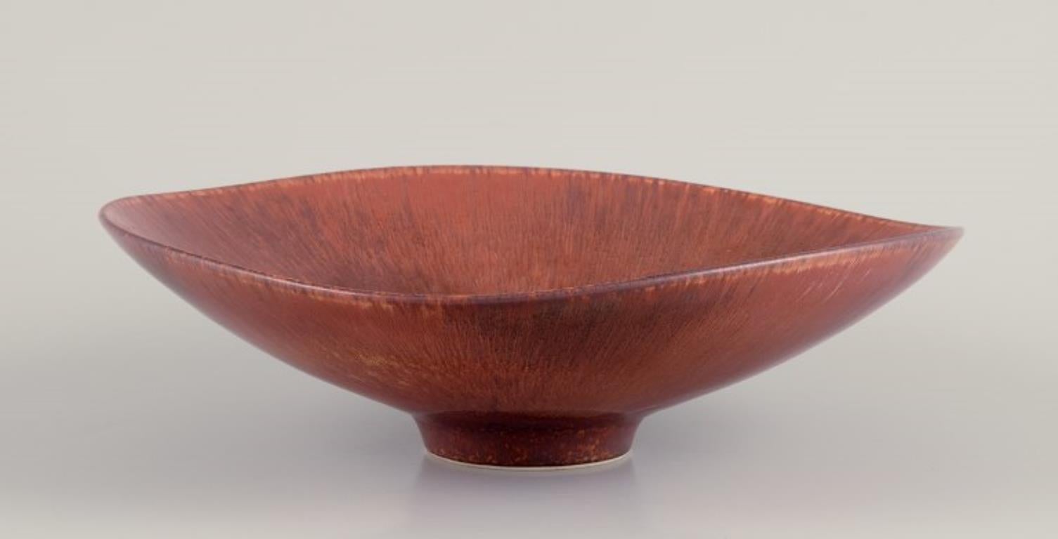 Scandinavo moderno Carl-Harry Stålhane per Rörstrand. Grande ciotola in ceramica con smalto nei toni del marrone. in vendita