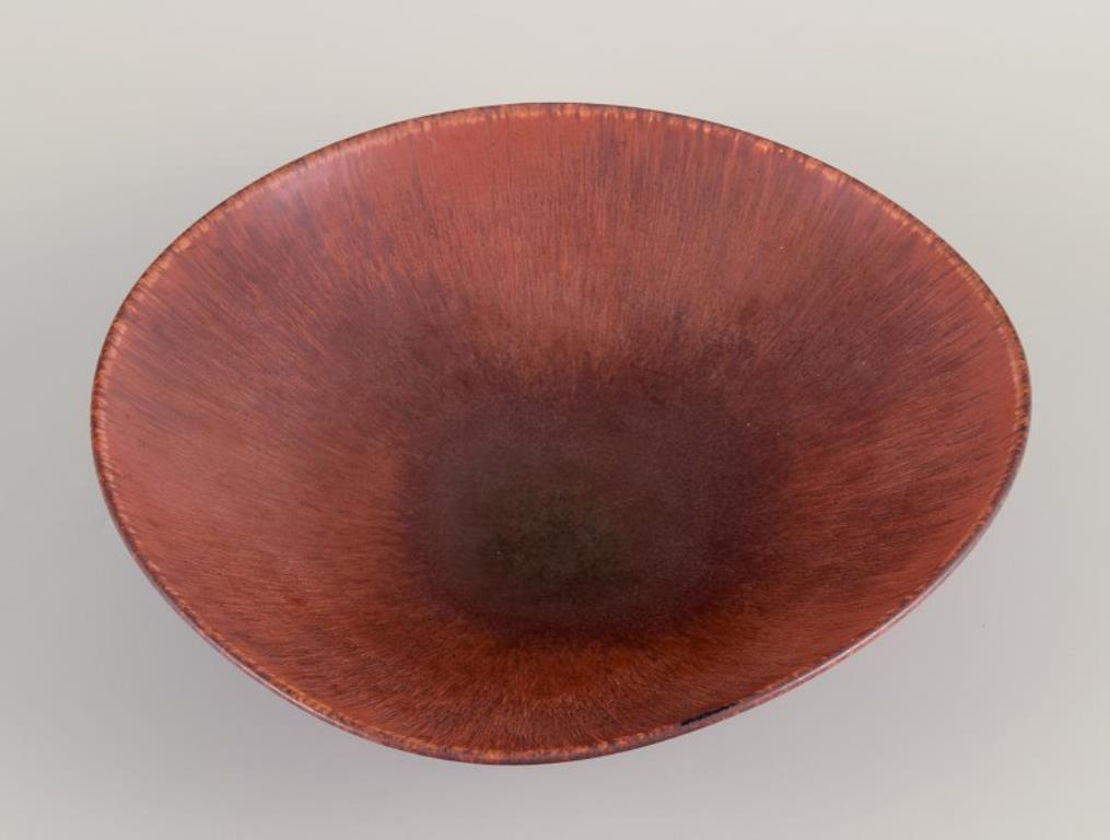 Svedese Carl-Harry Stålhane per Rörstrand. Grande ciotola in ceramica con smalto nei toni del marrone. in vendita