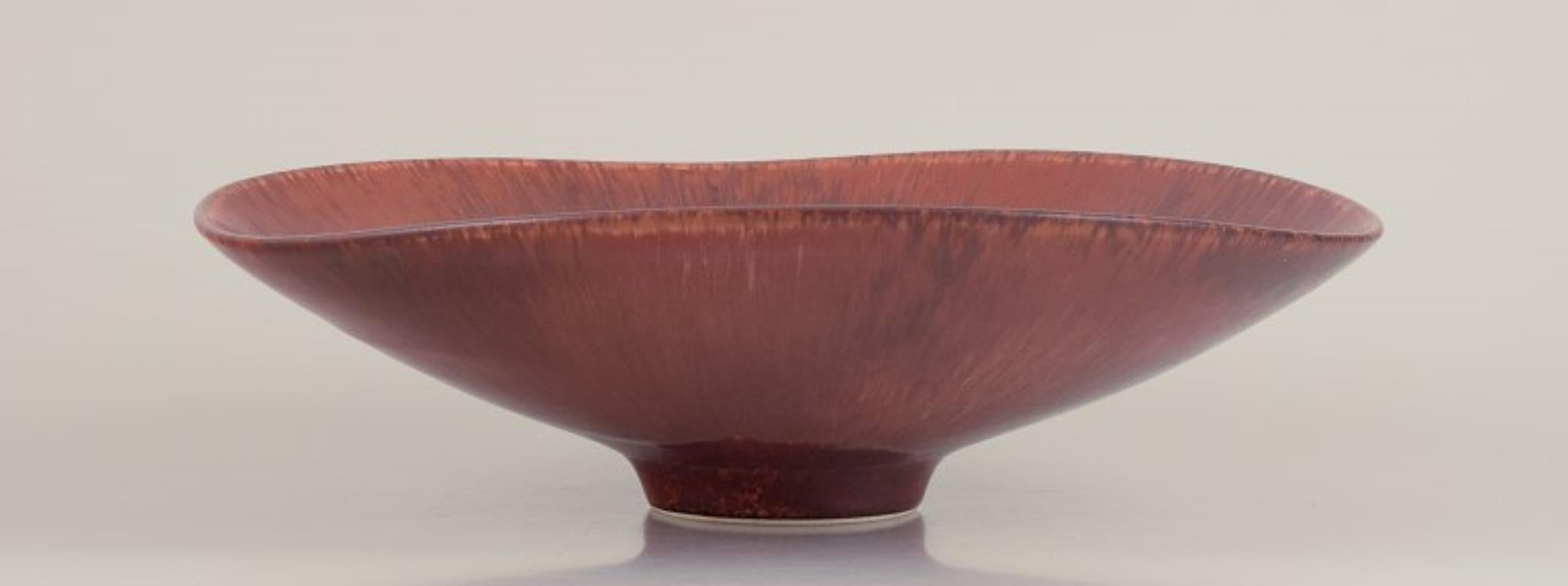 Carl-Harry Stålhane per Rörstrand. Grande ciotola in ceramica con smalto nei toni del marrone. In condizioni ottime in vendita a København, Copenhagen